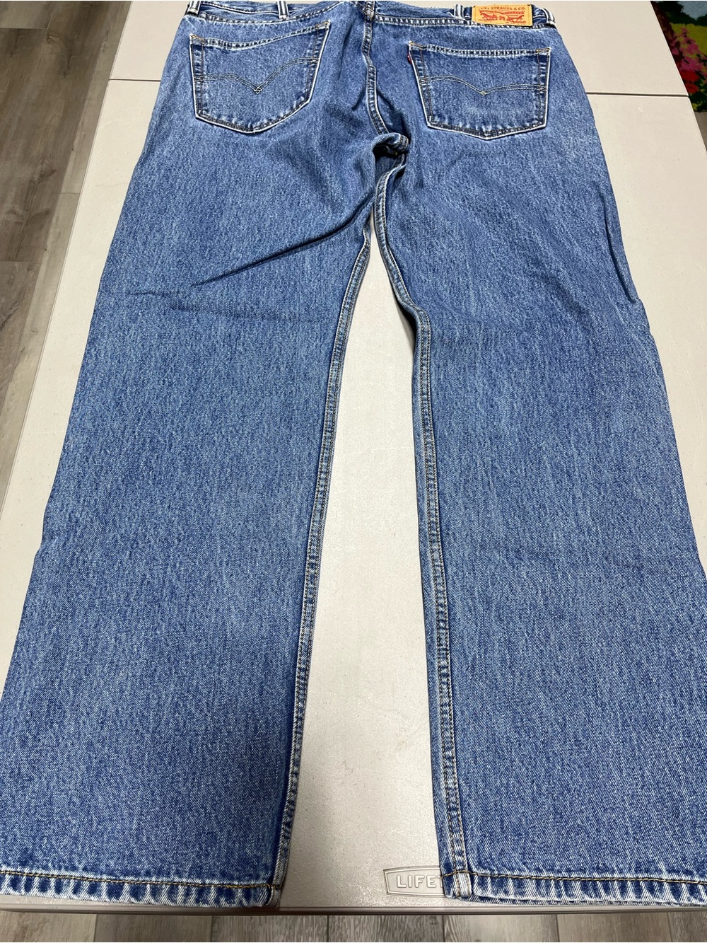Levi Strauss Relaxed Fit Men's Jeans in Medium Blue Denim - Picture 2 of 4